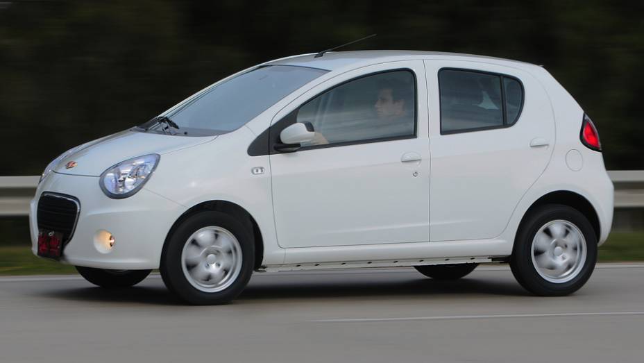 A motorização do compacto segue esse padrão minimalista: 1.0 de três cilindros (12V) movido a gasolina, que oferece 68 cavalos de potência | <a href="https://gutenberg.quatrorodas.abril.com.br/carros/lancamentos/geely-gc2-798075.shtml" rel="migration">Leia mais</a>