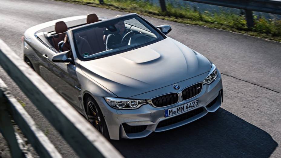 O modelo tem preços que partem de US$ 73 mil nos Estados Unidos | <a href="https://gutenberg.quatrorodas.abril.com.br/noticias/fabricantes/bmw-m4-cabrio-lancado-798454.shtml" rel="migration">Leia mais</a>