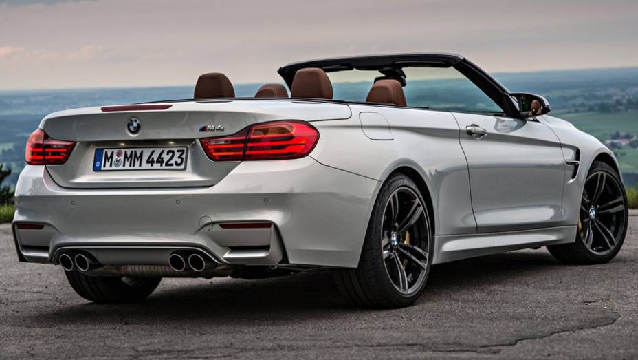 Seu motor &eacute; um 3.0 TwinPower Turbo de seis cilindros que desenvolve 425 cv e 56,08 mkgf de torque | <a href="https://gutenberg.quatrorodas.abril.com.br/noticias/fabricantes/bmw-m4-cabrio-lancado-798454.shtml" rel="migration">Leia mais</a>