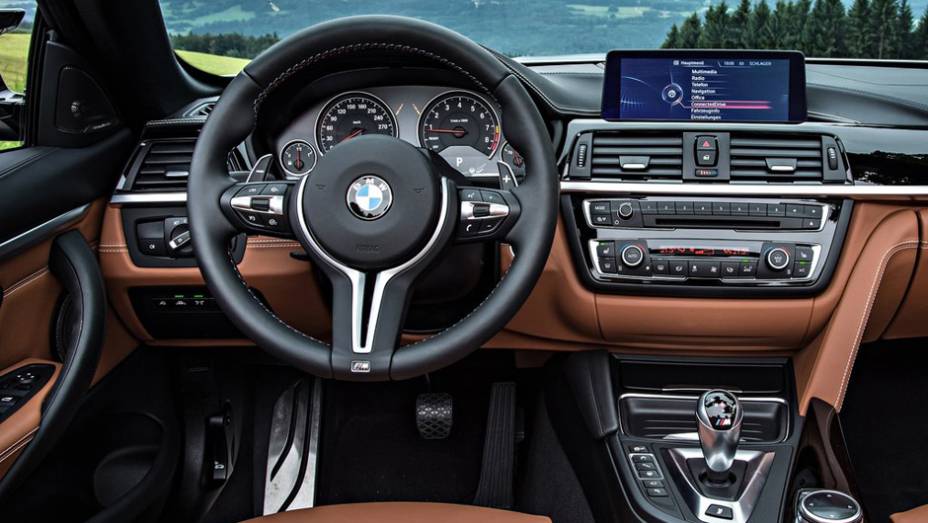 O carro chega aos 100 km/h em menos de 4,2 segundos e atinge uma velocidade m&aacute;xima de 250 km/h | <a href="https://gutenberg.quatrorodas.abril.com.br/noticias/fabricantes/bmw-m4-cabrio-lancado-798454.shtml" rel="migration">Leia mais</a>