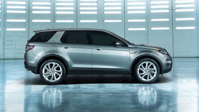 O modelo chegará ao mercado dos Estados Unidos no início de 2015 e será vendido por US$ 37.995 iniciais (32.395 libras esterlinas no Reino Unido) | <a href="https://gutenberg.quatrorodas.abril.com.br/noticias/saloes/paris-2014/land-rover-revela-discovery-sport-detal" rel="migration"></a> O modelo chegará ao mercado dos Estados Unidos no início de 2015 e será vendido por US$ 37.995 iniciais (32.395 libras esterlinas no Reino Unido) | <a href="https://gutenberg.quatrorodas.abril.com.br/noticias/saloes/paris-2014/land-rover-revela-discovery-sport-detal" rel="migration"></a>