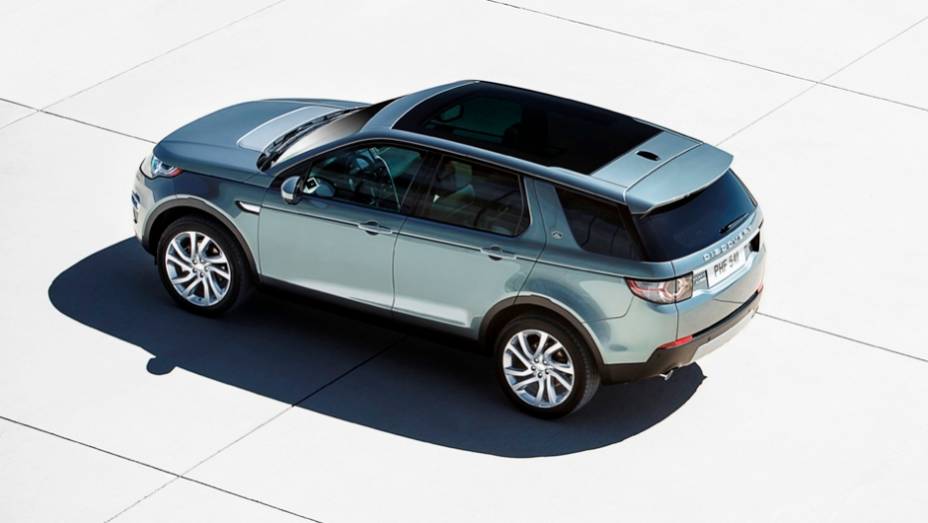 Num primeiro momento, ficam notórias algumas semelhanças do modelo com o Range Rover Evoque, mas a Land Rover trabalhou de modo a deixar o Discovery Sport um pouco mais robusto | <a href="https://gutenberg.quatrorodas.abril.com.br/noticias/saloes/paris-2014/land-rov" rel="migration"></a>