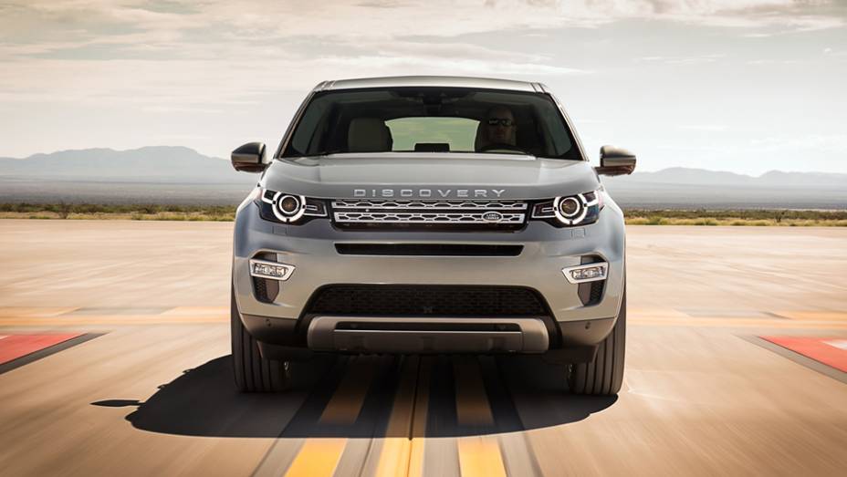 O modelo tem 4,59 metros de comprimento, ou seja, 9,1 centímetros a mais do que o Freelander, por exemplo | <a href="https://gutenberg.quatrorodas.abril.com.br/noticias/saloes/paris-2014/land-rover-revela-discovery-sport-detalhes-798743.shtml" rel="migration">Leia mais</a>