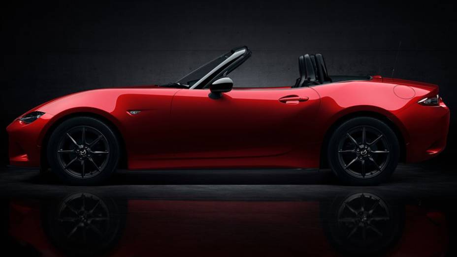Utilizando uma nova plataforma (de tra&ccedil;&atilde;o traseira), o novo MX-5 Miata &eacute; 10,5 cent&iacute;metros mais curto, 2 cm mais baixo e 1 cm mais largo | <a href="https://gutenberg.quatrorodas.abril.com.br/noticias/fabricantes/mazda-lanca-mx-5-miata-2016-798858.shtml" rel="migration">Leia mais</a>