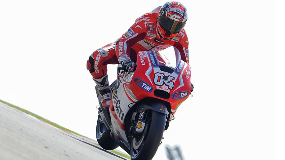 Andrea Dovizioso foi o mais rápido da sexta-feira nos treinos da MotoGP em Aragón | <a href="https://gutenberg.quatrorodas.abril.com.br/moto/noticias/motogp-dovizioso-lidera-treinos-aragon-802709.shtml" rel="migration">Leia mais</a>