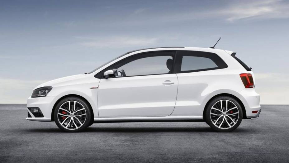 No estilo, o carro ganha novos para-choques dianteiro e traseiro com desenho mais esportivo | <a href="https://gutenberg.quatrorodas.abril.com.br/noticias/saloes/paris-2014/polo-gti-reestilizado-ganha-mais-potencia-800463.shtml" rel="migration">Leia mais</a>