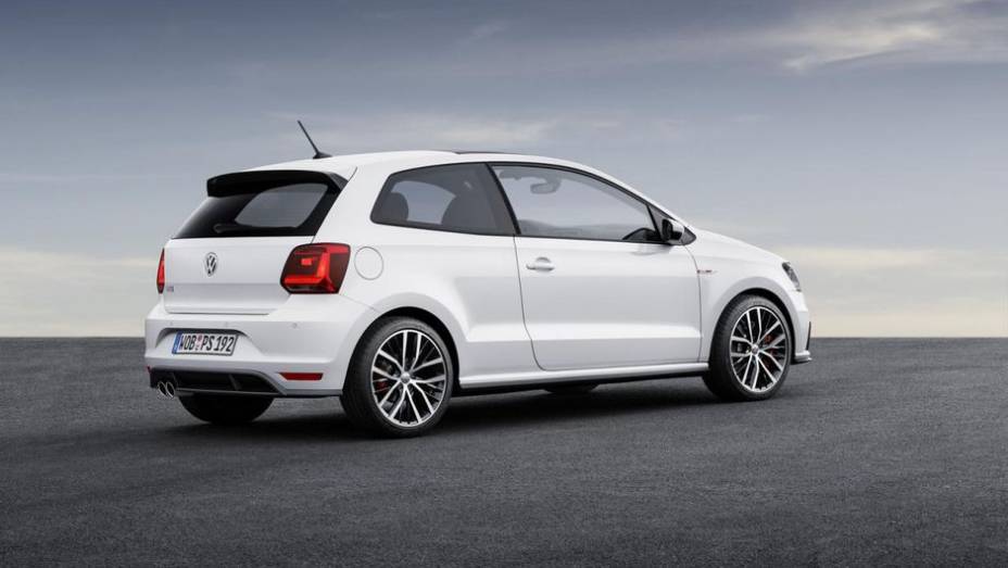 Na parte mecânica, um novo motor 1.8 de quatro cilindros é utilizado | <a href="https://gutenberg.quatrorodas.abril.com.br/noticias/saloes/paris-2014/polo-gti-reestilizado-ganha-mais-potencia-800463.shtml" rel="migration">Leia mais</a>