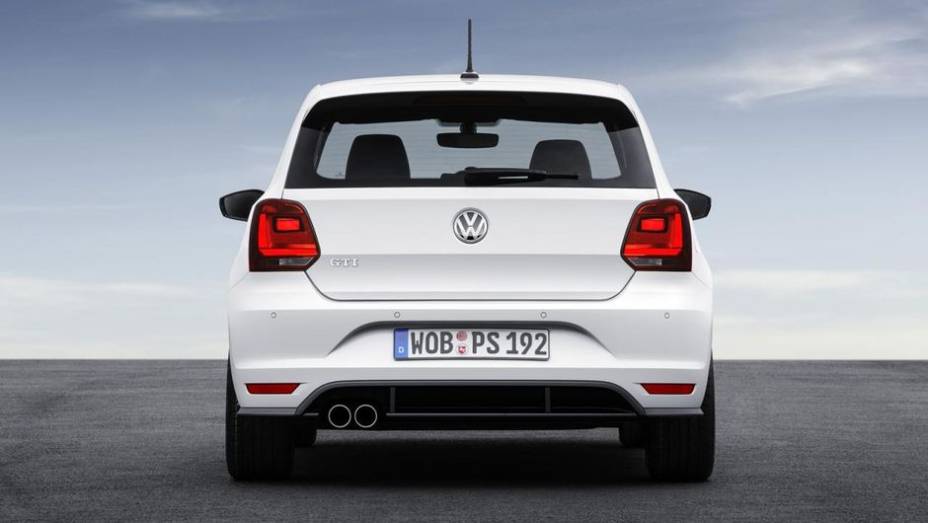 Com este conjunto de motor e câmbio o Polo GTI acelera de 0 até 100 km/h em apenas 6.7 segundos e tem velocidade máxima de 236 km/h | <a href="https://gutenberg.quatrorodas.abril.com.br/noticias/saloes/paris-2014/polo-gti-reestilizado-ganha-mais-potencia-800463.shtm" rel="migration"></a>