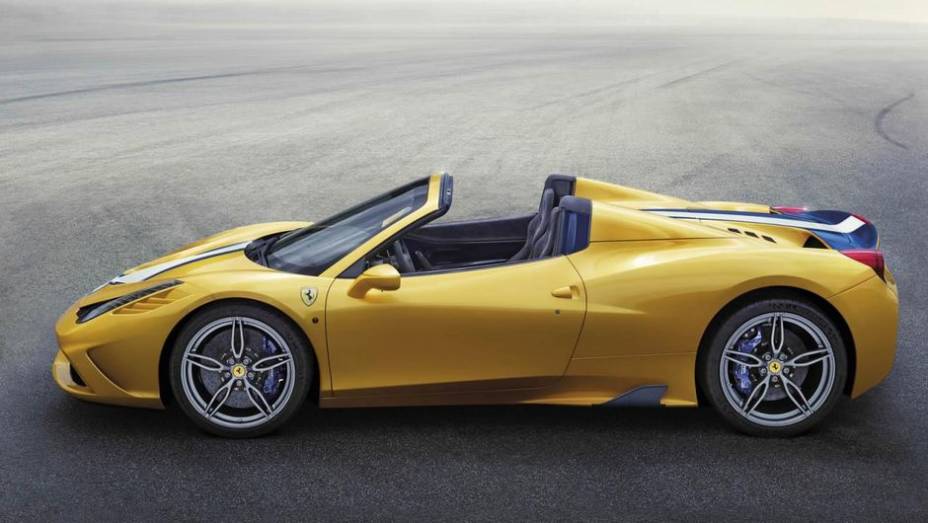 A grande diferença para a versão tradicional do modelo é uma capota retrátil, que demora 14 segundos para abrir e fechar | <a href="https://gutenberg.quatrorodas.abril.com.br/noticias/saloes/paris-2014/ferrari-divulga-imagens-458-speciale-aperta-802402.shtml" rel="migration">Leia m</a>