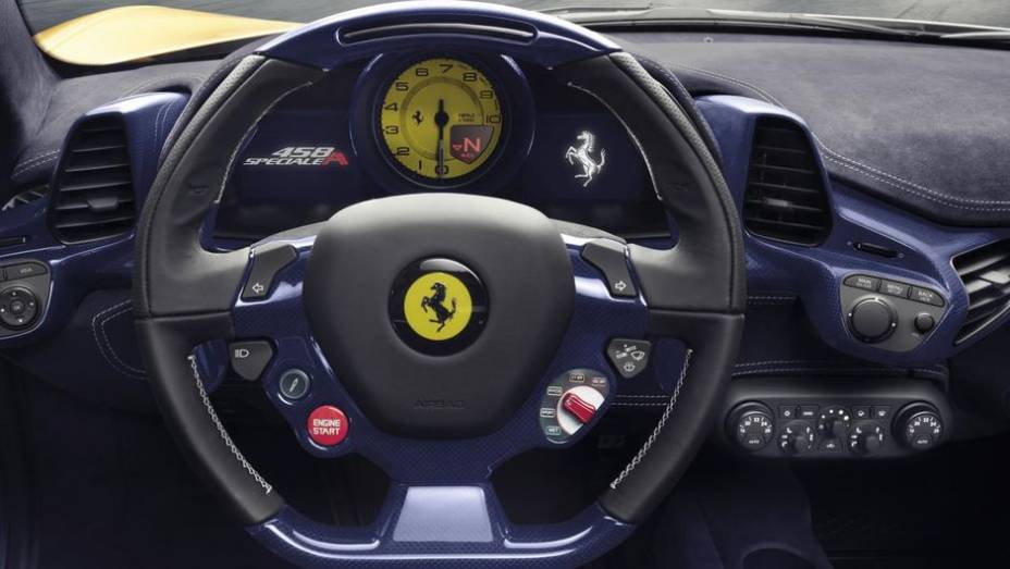 Criada para ter a melhor aerodinâmica, a Ferrari Speciale 458 Aperta possui revestimento interno nos painéis e nas portas em fibra de carbono azul | <a href="https://gutenberg.quatrorodas.abril.com.br/noticias/saloes/paris-2014/ferrari-divulga-imagens-458-speciale-a" rel="migration"></a>