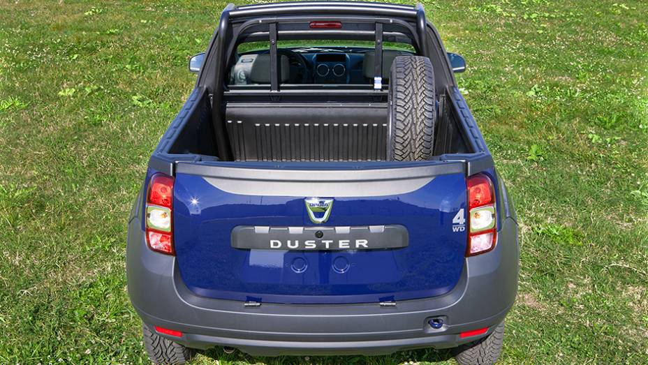 A cabine &eacute; simples, com espa&ccedil;o para dois ocupantes, enquanto a ca&ccedil;amba tem 1,70 metro e pode carregar at&eacute; 450 quilos | <a href="https://gutenberg.quatrorodas.abril.com.br/noticias/fabricantes/dacia-oficializa-duster-picape-805080.shtml" rel="migration">Leia mais</a>