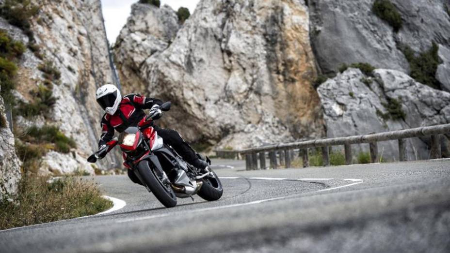 A MV Agusta confirmou a chegada de um novo modelo para sua gama no mercado brasileiro: a Rivale 800 | <a href="https://gutenberg.quatrorodas.abril.com.br/moto/noticias/mv-agusta-rivale-800-chega-r-55-5-mil-805118.shtml" rel="migration">Leia mais</a>