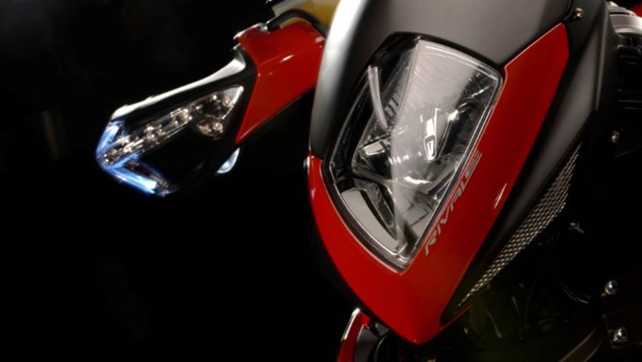 A naked será disponibilizada nas concessionárias do país por R$ 55,5 mil | <a href="https://gutenberg.quatrorodas.abril.com.br/moto/noticias/mv-agusta-rivale-800-chega-r-55-5-mil-805118.shtml" rel="migration">Leia mais</a>