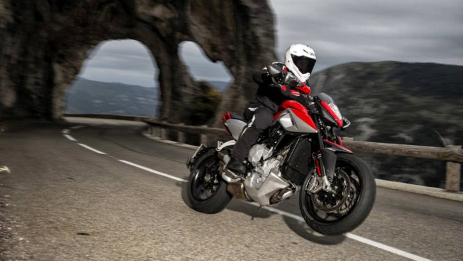 A promessa é de uma condução divertida e dinâmica | <a href="https://gutenberg.quatrorodas.abril.com.br/moto/noticias/mv-agusta-rivale-800-chega-r-55-5-mil-805118.shtml" rel="migration">Leia mais</a>