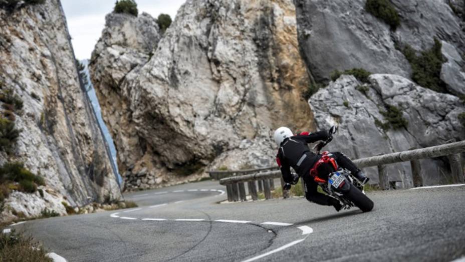 Dessa maneira, a moto alcança a velocidade máxima de 245 km/h | <a href="https://gutenberg.quatrorodas.abril.com.br/moto/noticias/mv-agusta-rivale-800-chega-r-55-5-mil-805118.shtml" rel="migration">Leia mais</a>