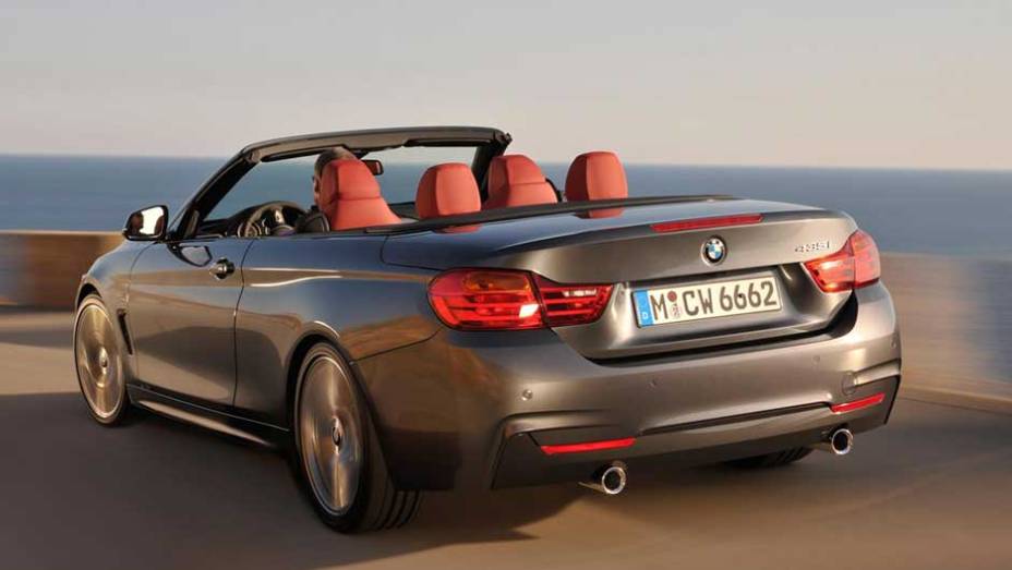 A versão 435i tem um motor 3.0 de seis cilindros em linha, com 300 cv | <a href="https://gutenberg.quatrorodas.abril.com.br/noticias/fabricantes/bmw-lanca-serie-4-conversivel-756972.shtml" rel="migration">Leia mais</a>