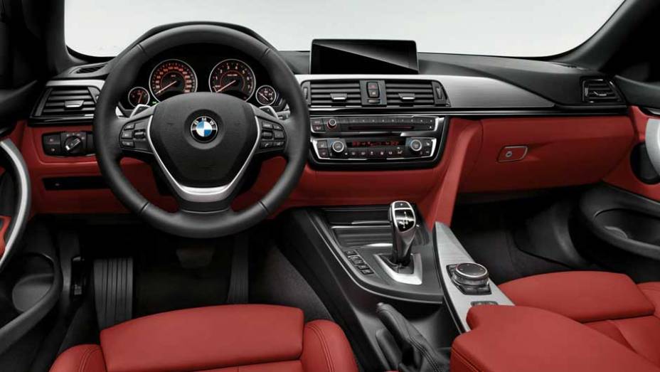 O painel é o mesmo do Série 4 | <a href="https://gutenberg.quatrorodas.abril.com.br/noticias/fabricantes/bmw-lanca-serie-4-conversivel-756972.shtml" rel="migration">Leia mais</a>