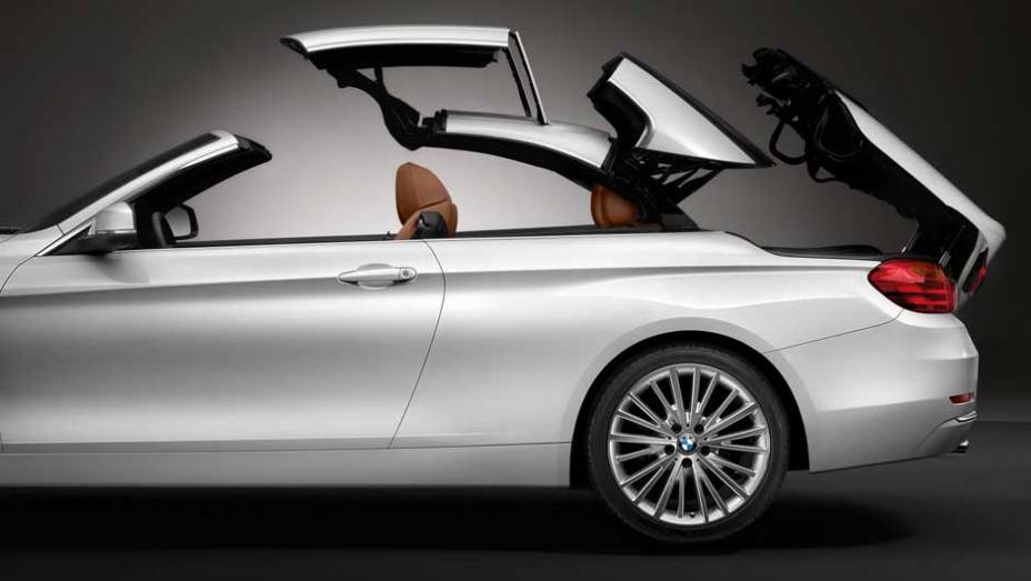 A capota se recolhe automaticamente em apenas 20 segundos | <a href="https://gutenberg.quatrorodas.abril.com.br/noticias/fabricantes/bmw-lanca-serie-4-conversivel-756972.shtml" rel="migration">Leia mais</a>