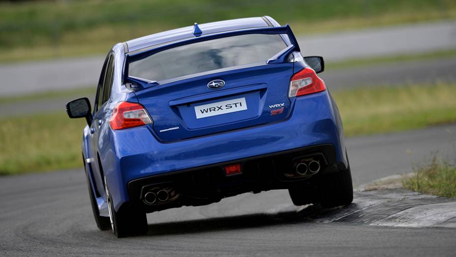 As saias laterais, as ponteiras duplas de escapamento, o aerofólio e o difusor traseiro sustentam o estilo esportivo | <a href="https://gutenberg.quatrorodas.abril.com.br/noticias/fabricantes/subaru-apresenta-wrx-salao-automovel-806204.shtml" rel="migration">Leia mais</a> As saias laterais, as ponteiras duplas de escapamento, o aerofólio e o difusor traseiro sustentam o estilo esportivo | <a href="https://gutenberg.quatrorodas.abril.com.br/noticias/fabricantes/subaru-apresenta-wrx-salao-automovel-806204.shtml" rel="migration">Leia mais</a>