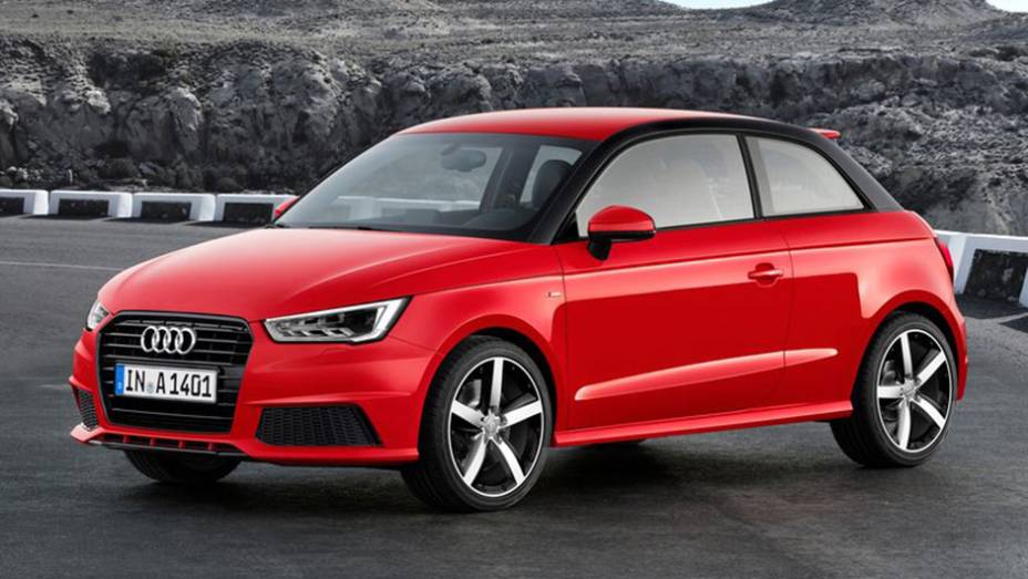 Modelo recebeu nova grade e faróis redesenhados | <a href="https://gutenberg.quatrorodas.abril.com.br/noticias/fabricantes/audi-revela-facelift-a1-2015-813957.shtml" target="_blank" rel="migration">Leia mais</a>