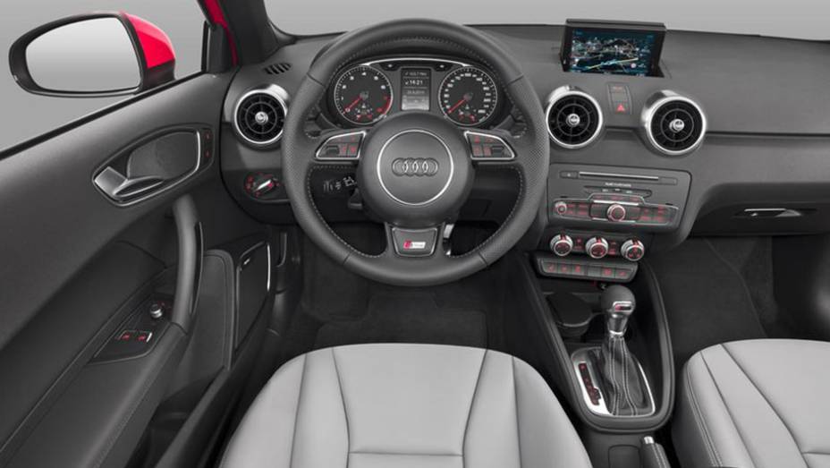 Por dentro o A1 conta com novas opções de personalização | <a href="https://gutenberg.quatrorodas.abril.com.br/noticias/fabricantes/audi-revela-facelift-a1-2015-813957.shtml" target="_blank" rel="migration">Leia mais</a>