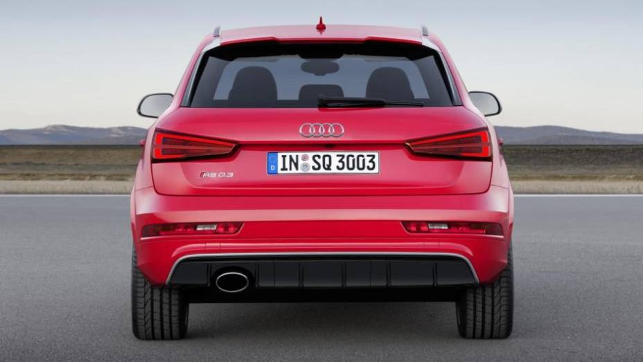 Agora, estão disponíveis 340 cv e 45,9 mkgf. O bloco é atrelado à transmissão S tronic de sete marchas, com tração integral | <a href="https://gutenberg.quatrorodas.abril.com.br/noticias/fabricantes/audi-apresenta-q3-2015-810386.shtml/" rel="migration">Leia Mais</a>