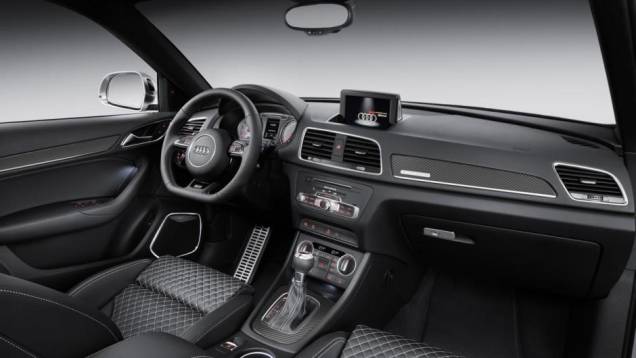 A chegada no novo Q3 às concessionárias europeias está prevista para fevereiro de 2015, com preço inicial de 29.600 euros | <a href="https://gutenberg.quatrorodas.abril.com.br/noticias/fabricantes/audi-apresenta-q3-2015-810386.shtml/" rel="migration">Leia Mais</a> A chegada no novo Q3 às concessionárias europeias está prevista para fevereiro de 2015, com preço inicial de 29.600 euros | <a href="https://gutenberg.quatrorodas.abril.com.br/noticias/fabricantes/audi-apresenta-q3-2015-810386.shtml/" rel="migration">Leia Mais</a>
