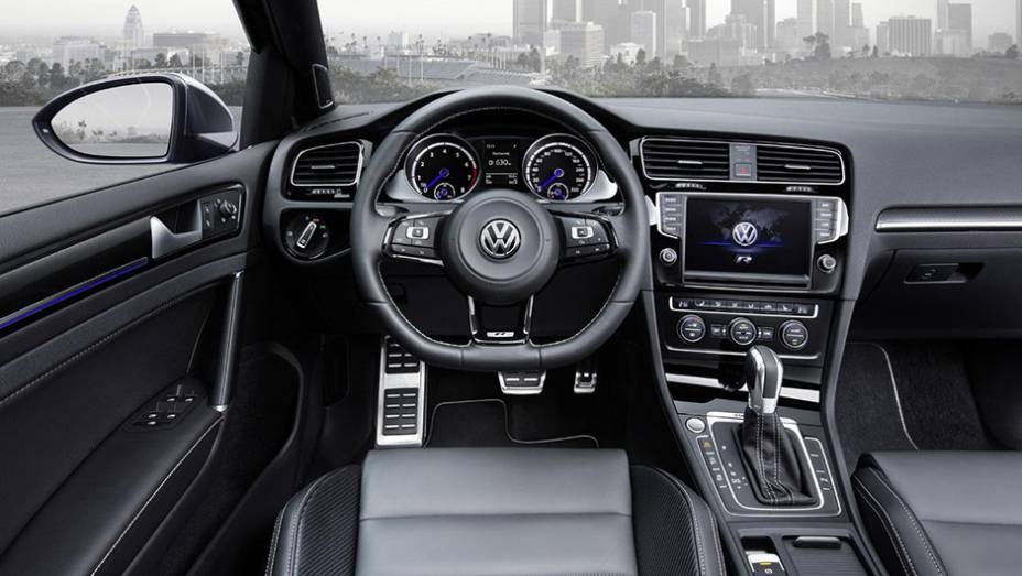 A perua vem ainda com controle de estabilidade esportivo ESC e quatro opções de perfil de pilotagem | <a href="https://gutenberg.quatrorodas.abril.com.br/noticias/saloes/losangeles-2014/volkswagen-lanca-golf-r-variant-salao-los-angeles-815737.shtml" rel="migration">Leia mais</a>