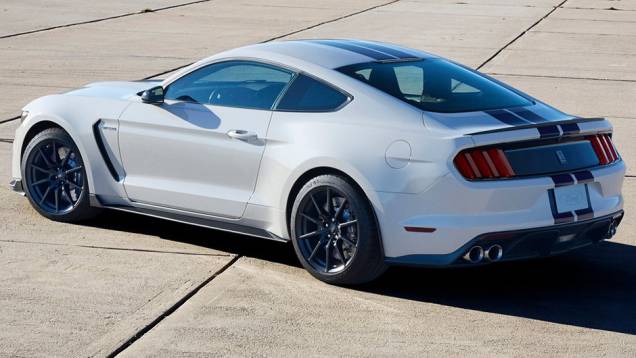 Ela vem equipada com um motor 5.2 V8 de construção diferenciada | <a href="https://gutenberg.quatrorodas.abril.com.br/noticias/fabricantes/ford-mostra-shelby-gt350-mustang-815356.shtml" rel="migration">Leia mais</a> Ela vem equipada com um motor 5.2 V8 de construção diferenciada | <a href="https://gutenberg.quatrorodas.abril.com.br/noticias/fabricantes/ford-mostra-shelby-gt350-mustang-815356.shtml" rel="migration">Leia mais</a>