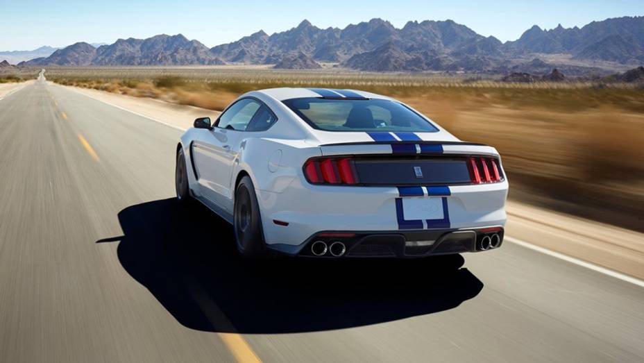 Alguns itens de série trazidos pelo Shelby GT350 Mustang são capô de alumínio, rodas de liga-leve de 19 polegadas revestidas com pneus Michelin Pilot Super Sport... | <a href="https://gutenberg.quatrorodas.abril.com.br/noticias/fabricantes/ford-mostra-shelby-gt350-mu" rel="migration"></a>