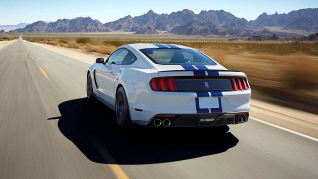 Alguns itens de série trazidos pelo Shelby GT350 Mustang são capô de alumínio, rodas de liga-leve de 19 polegadas revestidas com pneus Michelin Pilot Super Sport... | <a href="https://gutenberg.quatrorodas.abril.com.br/noticias/fabricantes/ford-mostra-shelby-gt350-mu" rel="migration"></a> Alguns itens de série trazidos pelo Shelby GT350 Mustang são capô de alumínio, rodas de liga-leve de 19 polegadas revestidas com pneus Michelin Pilot Super Sport... | <a href="https://gutenberg.quatrorodas.abril.com.br/noticias/fabricantes/ford-mostra-shelby-gt350-mu" rel="migration"></a>