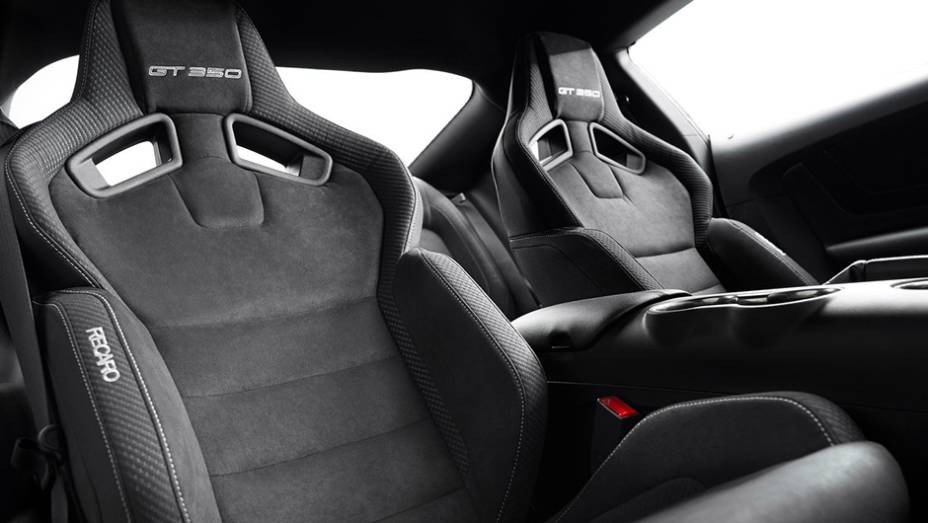 ...grade em fibra de carbono e difusor traseiro, controles de estabilidade e tração e bancos esportivos Recaro | <a href="https://gutenberg.quatrorodas.abril.com.br/noticias/fabricantes/ford-mostra-shelby-gt350-mustang-815356.shtml" rel="migration">Leia mais</a>