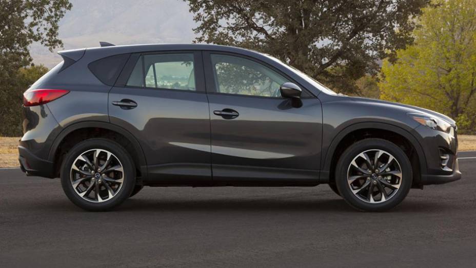 ...além de novas rodas de liga-leve de 19 polegadas e duas novas cores de carroceria | <a href="https://gutenberg.quatrorodas.abril.com.br/noticias/saloes/losangeles-2014/mazda-cx-5-apresentado-816243.shtml" rel="migration">Leia mais</a>