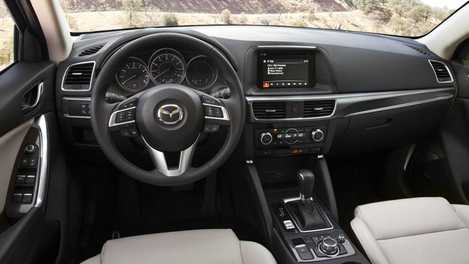 Na cabine do CX-5, as mudanças são mais sensíveis, com a utilização de materiais de melhor nível no revestimento, novo console central... | <a href="https://gutenberg.quatrorodas.abril.com.br/noticias/saloes/losangeles-2014/mazda-cx-5-apresentado-816243.shtml" rel="migration">Leia ma</a>