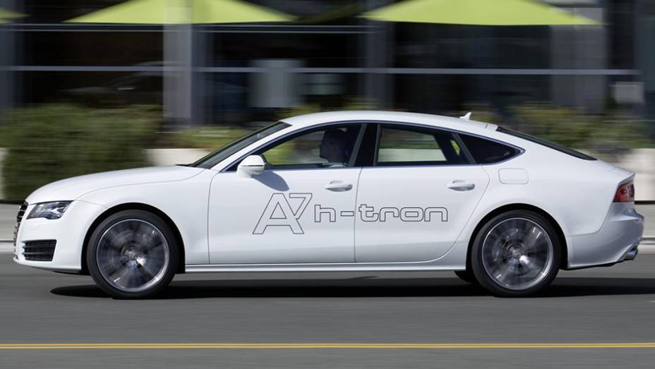 Trata-se de um protótipo que mescla duas tecnologias "verdes": a dos motores elétricos e a da célula de combustível a hidrogênio | <a href="https://gutenberg.quatrorodas.abril.com.br/noticias/saloes/losangeles-2014/audi-oficializa-a7-h-tron-quattro-concept-816155.sht" rel="migration"></a> Trata-se de um protótipo que mescla duas tecnologias "verdes": a dos motores elétricos e a da célula de combustível a hidrogênio | <a href="https://gutenberg.quatrorodas.abril.com.br/noticias/saloes/losangeles-2014/audi-oficializa-a7-h-tron-quattro-concept-816155.sht" rel="migration"></a>