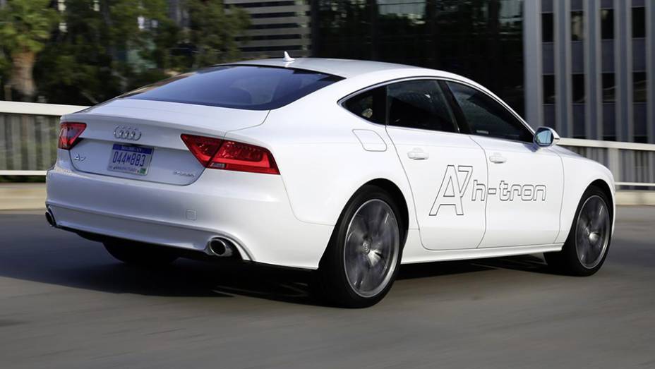 Quatro tanques estão instalados para portar o hidrogênio utilizado como combustível. A cada 1 kg da substância, são garantidos 100 km de autonomia | <a href="https://gutenberg.quatrorodas.abril.com.br/noticias/saloes/losangeles-2014/audi-oficializa-a7-h-tron-quattro-" rel="migration"></a> Quatro tanques estão instalados para portar o hidrogênio utilizado como combustível. A cada 1 kg da substância, são garantidos 100 km de autonomia | <a href="https://gutenberg.quatrorodas.abril.com.br/noticias/saloes/losangeles-2014/audi-oficializa-a7-h-tron-quattro-" rel="migration"></a>