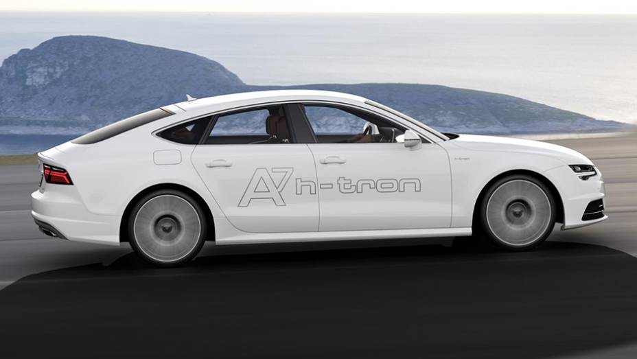 Paralelamente a esse sistema, funcionam dois pares de motores elétricos, um atrelado ao eixo dianteiro e outro ao traseiro, com ação independente | <a href="https://gutenberg.quatrorodas.abril.com.br/noticias/saloes/losangeles-2014/audi-oficializa-a7-h-tron-quattro-c" rel="migration"></a> Paralelamente a esse sistema, funcionam dois pares de motores elétricos, um atrelado ao eixo dianteiro e outro ao traseiro, com ação independente | <a href="https://gutenberg.quatrorodas.abril.com.br/noticias/saloes/losangeles-2014/audi-oficializa-a7-h-tron-quattro-c" rel="migration"></a>