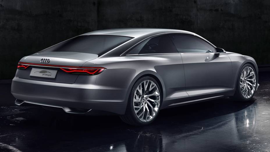 Trata-se de um cupê com motor 4.0 litros biturbo TFSI V8 de 605 cavalos e 76,48 mkgf de torque | <a href="https://gutenberg.quatrorodas.abril.com.br/noticias/saloes/losangeles-2014/conceito-audi-prologue-finalmente-revelado-816158.shtml" rel="migration">Leia mais</a>