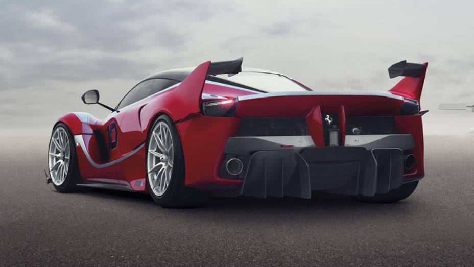 Basicamente, por conta do motor a combustão V12 6.2 de 847 cv, enquanto o motor elétrico complementa os outros 188 cv | <a href="https://gutenberg.quatrorodas.abril.com.br/noticias/fabricantes/ferrari-revela-especificacoes-nova-ferrari-fxx-819081.shtml" rel="migration">Leia mais</a> Basicamente, por conta do motor a combustão V12 6.2 de 847 cv, enquanto o motor elétrico complementa os outros 188 cv | <a href="https://gutenberg.quatrorodas.abril.com.br/noticias/fabricantes/ferrari-revela-especificacoes-nova-ferrari-fxx-819081.shtml" rel="migration">Leia mais</a>