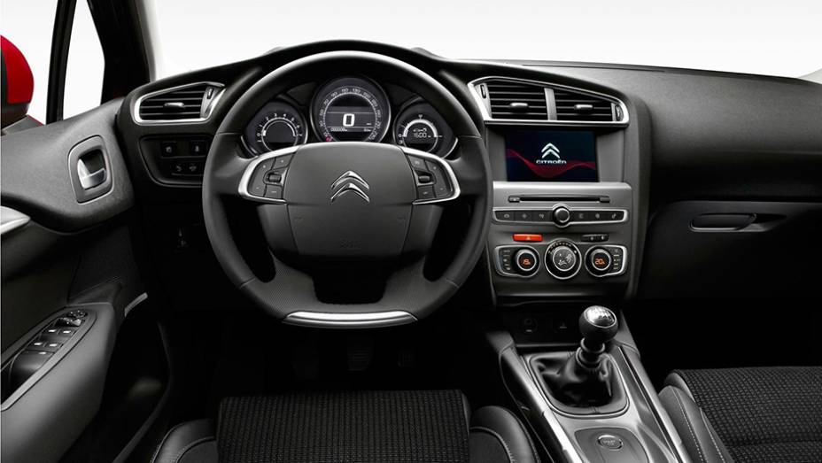 Por dentro, foi introduzido um novo sistema multim&iacute;dia, com tela sens&iacute;vel ao toque de sete polegadas | <a href="https://gutenberg.quatrorodas.abril.com.br/noticias/fabricantes/citroen-promove-facelift-c4-europa-820030.shtml" rel="migration">Leia mais</a>