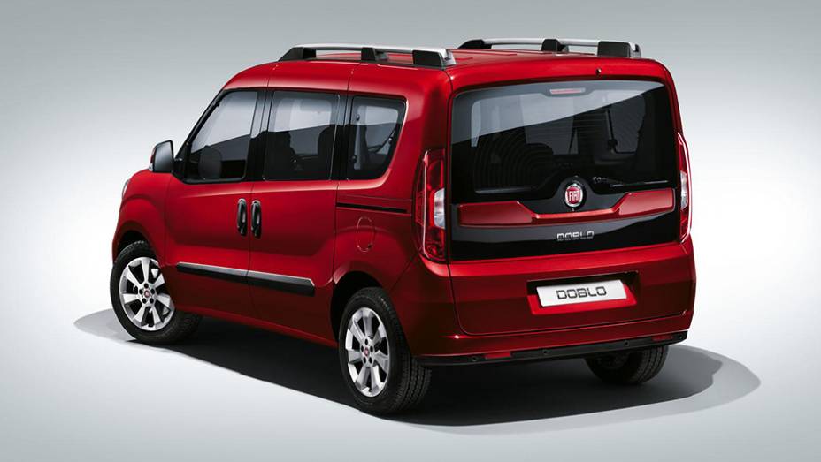 As lanternas traseiras também ganharam um novo desenho, assim como o porta-malas, que não abre mais no estilo "balcão" | <a href="https://gutenberg.quatrorodas.abril.com.br/noticias/fabricantes/fiat-divulga-doblo-2015-820131.shtml" rel="migration">Leia mais</a>