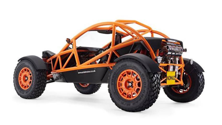 O modelo conta com altura elevada em relação ao solo, pneus off-road, suspensão diferenciada, rodas de liga-leve maiores | <a href="https://gutenberg.quatrorodas.abril.com.br/noticias/fabricantes/ariel-nomad-revelado-822660.shtml" rel="migration">Leia mais</a>