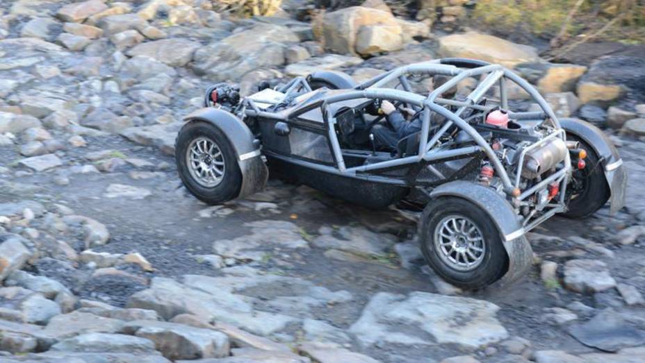 Em termos de motorização, o Ariel Nomad é equipado com um bloco 2.4 de quatro cilindros originário da Honda, oferecendo 235 cavalos de potência e 30,59 mkgf de torque | <a href="https://gutenberg.quatrorodas.abril.com.br/noticias/fabricantes/ariel-nomad-revelado-8226" rel="migration"></a>