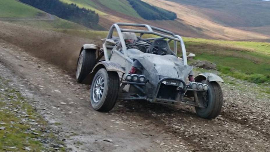 Assim, o carro acelera de 0 a 96 km/h em 3,4 segundos, alcançando a velocidade máxima de 201 km/h | <a href="https://gutenberg.quatrorodas.abril.com.br/noticias/fabricantes/ariel-nomad-revelado-822660.shtml" rel="migration">Leia mais</a>