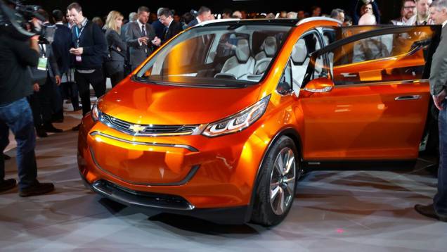 Nesta segunda-feira, a Chevrolet apresentou à imprensa presente no Salão de Detroit o Bolt EV concept, hatch elétrico que imediatamente nos faz lembrar do já lançado BMW i3 | <a href="https://gutenberg.quatrorodas.abril.com.br/noticias/saloes/detroit-2015/chevrolet-s" rel="migration"></a> Nesta segunda-feira, a Chevrolet apresentou à imprensa presente no Salão de Detroit o Bolt EV concept, hatch elétrico que imediatamente nos faz lembrar do já lançado BMW i3 | <a href="https://gutenberg.quatrorodas.abril.com.br/noticias/saloes/detroit-2015/chevrolet-s" rel="migration"></a>