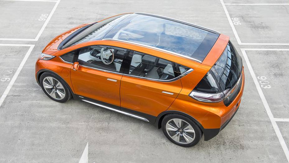 Não há detalhes sobre potência e torque do Bolt EV concept, mas a Chevrolet estima a autonomia do elétrico em 200 milhas (322 quilômetros) | <a href="https://gutenberg.quatrorodas.abril.com.br/noticias/saloes/detroit-2015/chevrolet-surpreende-bolt-ev-concept-824540.s" rel="migration"></a>