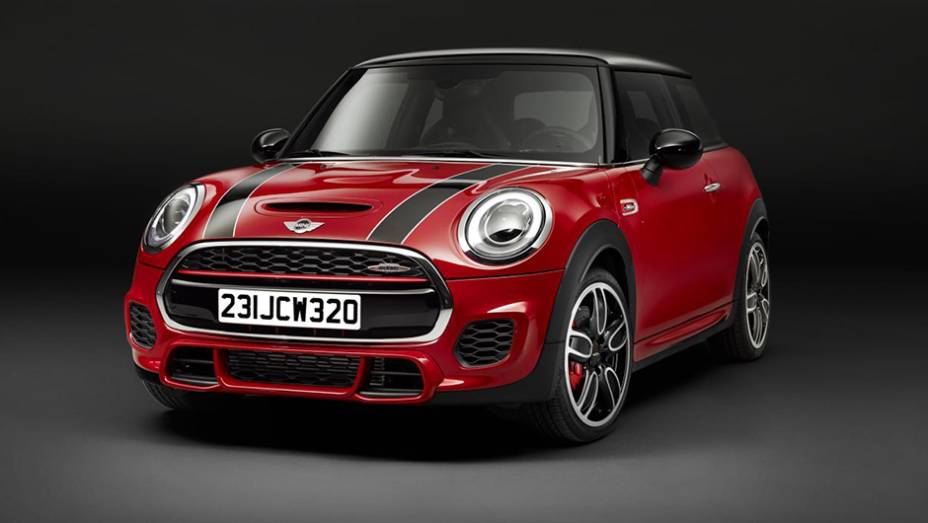 Após apresentar o conceito John Cooper Works no início de 2014, durante o Salão de Detroit, a MINI lança o modelo regular na edição 2015 | <a href="https://gutenberg.quatrorodas.abril.com.br/noticias/saloes/detroit-2015/vazam-imagens-novo-mini-john-cooper-works-82001" rel="migration"></a>