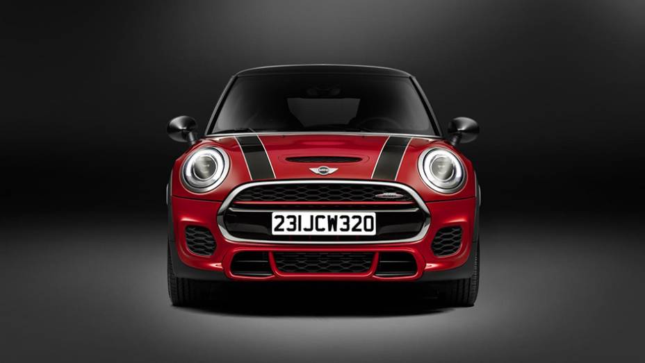 O novo MINI JCW conta com motor turbo a gasolina 2.0 de 238 cv e 32,63 mkgf de torque | <a href="https://gutenberg.quatrorodas.abril.com.br/noticias/saloes/detroit-2015/vazam-imagens-novo-mini-john-cooper-works-820017.shtml" rel="migration">Leia mais</a>