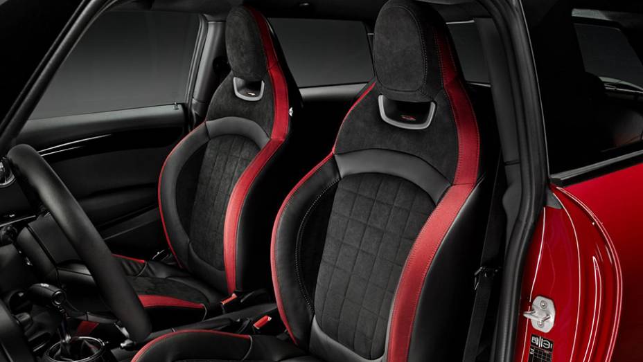 Já a cabine traz detalhes vermelhos nos bancos e no revestimento interno | <a href="https://gutenberg.quatrorodas.abril.com.br/noticias/saloes/detroit-2015/vazam-imagens-novo-mini-john-cooper-works-820017.shtml" rel="migration">Leia mais</a>