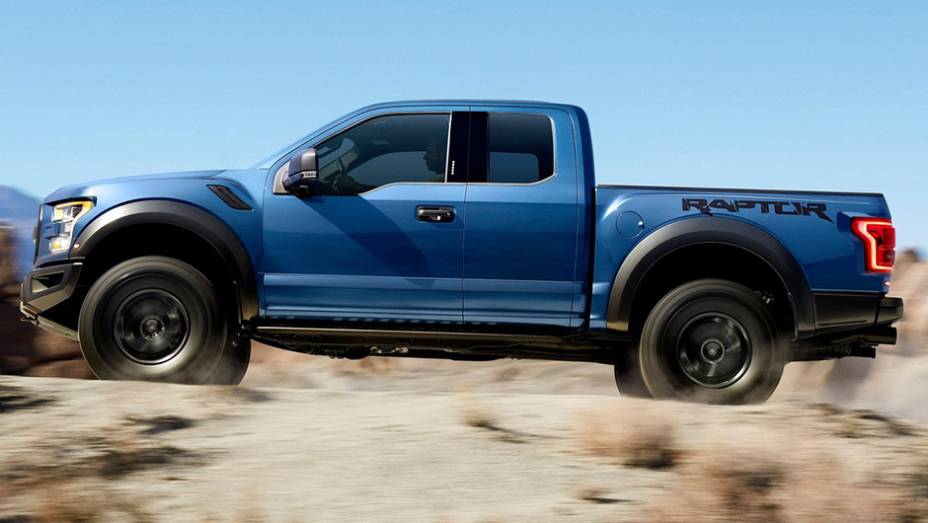 A F-150 Raptor 2017, chega com motor EcoBoost V6, porém a montadora não divulgou os detalhes quanto a potência | <a href="https://gutenberg.quatrorodas.abril.com.br/noticias/saloes/detroit-2015/ford-revela-picape-f-150-raptor-2017-825040.shtml" rel="migration">Leia mais</a>